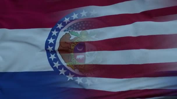 USA und Missouri Mixed Flag wehen im Wind. Flagge von Missouri und USA am Fahnenmast — Stockvideo