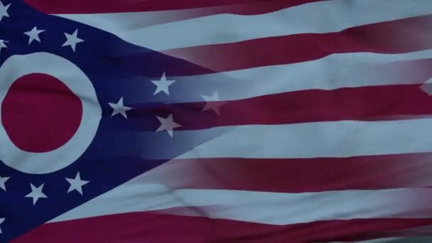 Bandera mixta de Estados Unidos y Ohio ondeando con viento. Bandera de Ohio y Estados Unidos en asta de bandera — Vídeo de stock