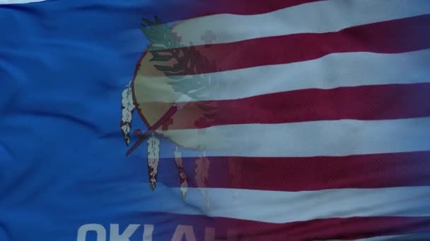 USA och Oklahoma Mixed Flag vinkar i vinden. Oklahoma och USA flagga på flaggstång — Stockvideo