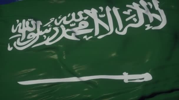 Saudiarabiens flagga viftar i vinden. Tecken på Saudiarabien vinka mot en blå himmel — Stockvideo