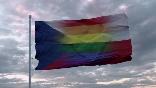 Ondeando la bandera del estado de República Checa y el fondo de la bandera del arco iris LGBT — Vídeos de Stock