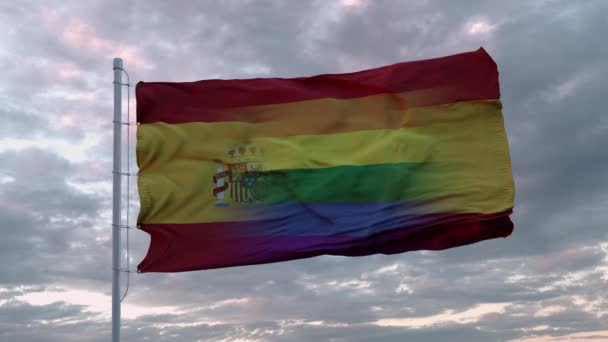 Flagge Spaniens schwenkend und Hintergrund der LGBT-Regenbogenflagge — Stockvideo