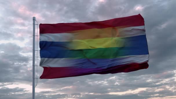 Flagge von Thailand schwenkend und Hintergrund der LGBT-Regenbogenflagge — Stockvideo