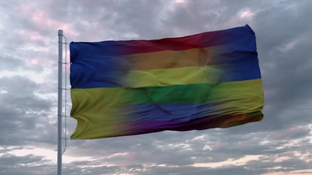 Zwaaien vlag van Oekraïne en LGBT regenboog vlag achtergrond — Stockvideo