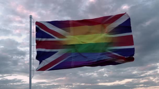 Flagge schwenkend Vereinigtes Königreich von Großbritannien und Hintergrund der LGBT-Regenbogenflagge — Stockvideo