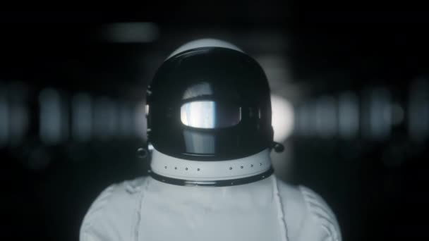 一个宇航员在未来的宇宙飞船上，房间。宇航员在太空戴头盔的肖像照片 — 图库视频影像