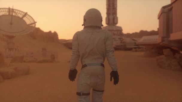 Astronaut auf dem Planeten Mars. Folgende Aufnahme zeigt den Astronauten auf dem Mars, wie er auf seine Basis zugeht. Kolonialisierungskonzept — Stockvideo