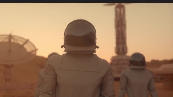 Három űrhajós űrruhában, akik magabiztosan sétálnak a Marson. Mars gyarmatosítási koncepció — Stock videók