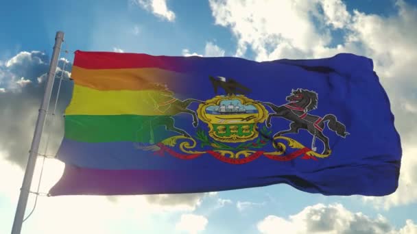 Bandera de Pennsylvania y LGBT. Pensilvania y LGBT bandera mixta ondeando en el viento — Vídeo de stock