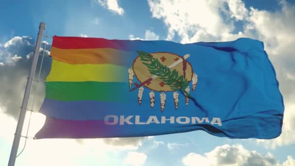 Vlag van Oklahoma en LGBT. Oklahoma en LGBT Gemengde vlag zwaaien in de wind — Stockvideo