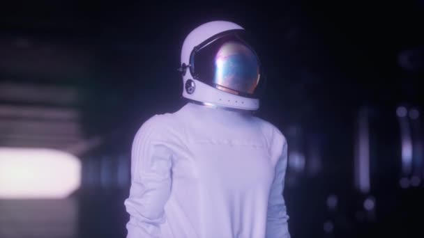 Retrato del astronauta futurista en la nave espacial mirando a su alrededor maravillado. Viajes espaciales, exploración y colonización del sistema solar — Vídeo de stock