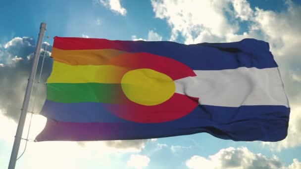 Bandera de Colorado y LGBT. Colorado y LGBT Bandera Mixta ondeando en el viento — Vídeo de stock