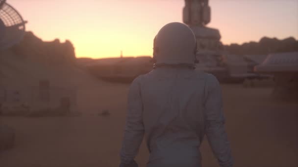 Астронавт на поверхности Марса. Марсианская колонизация — стоковое видео