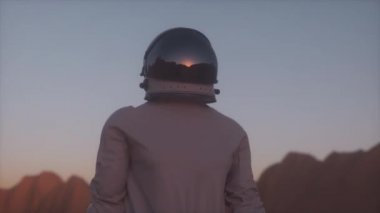 Mars yüzeyinde bir astronot. Mars kolonileşme kavramı. 4K