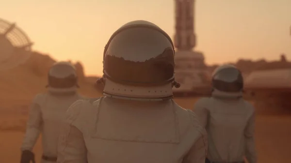 Tres Astronautas Trajes Espaciales Caminando Confiadamente Marte Concepto Colonización Marte —  Fotos de Stock