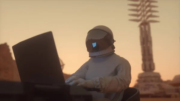 Astronaut Rymddräkten Arbetar Laptop Rymdkoloni Planeterna Konvertering — Stockfoto