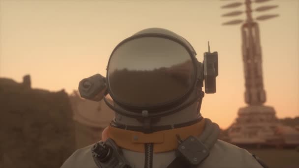 Astronaut på Mars yta. Marskoloniseringskoncept — Stockvideo