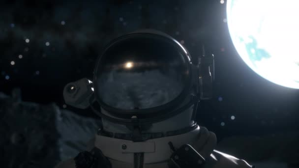 Astronauta fica na superfície da lua entre as crateras contra o pano de fundo do planeta Terra. Conceito de exploração espacial — Vídeo de Stock
