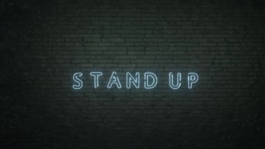 Siyah tuğla arka planda Parlayan Stand Up amblemi