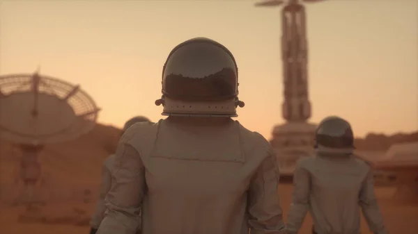 Três Astronautas Trajes Espaciais Caminhando Confiantemente Marte Conceito Colonização Marte — Fotografia de Stock