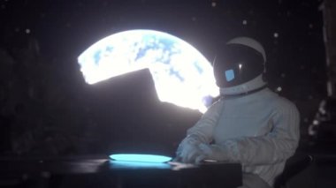 Astronot, Ay 'daki bir uzay kolonisinde bilim dizüstü bilgisayarı üzerinde çalışıyor.