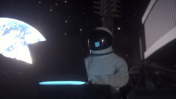 Astronaut arbetar på sin vetenskap laptop i en rymdkoloni på månen — Stockvideo