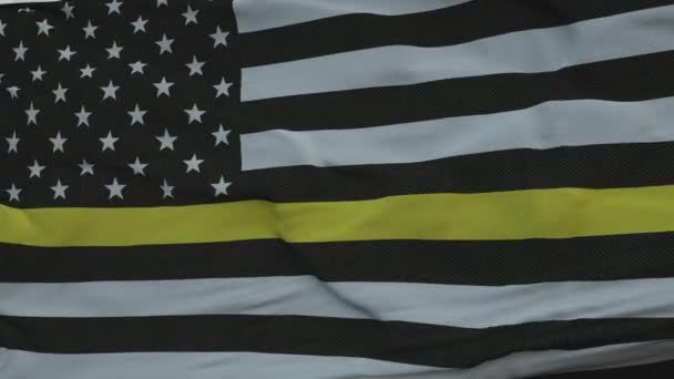 Tenká žlutá čára americká vlajka - znamení na počest a respekt amerických dispečerů, bezpečnostní stráže a prevence ztrát — Stock video