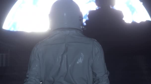 Modig astronaut vid rymdpromenaden på månen — Stockvideo