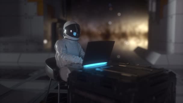 Astronauta trabalha em seu laptop científico em nave espacial futurista, quarto — Vídeo de Stock