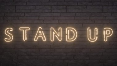 Siyah tuğla arka planda Parlayan Stand Up amblemi