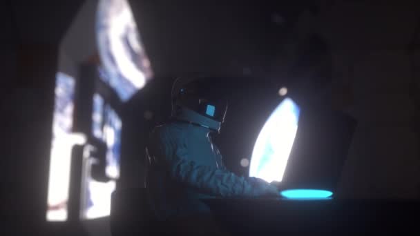 Астронавт працює на своєму ноутбуці в футуристичному космічному кораблі, 4K — стокове відео