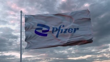 Rüzgarda sallanan yeni Pfizer logosunun olduğu beyaz bayrak. Pfizer, Covid-19 Coronavirus için aşı üreten bir Amerikan ilaç şirketi.