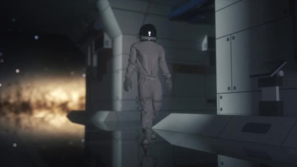 Fütürist uzay gemisinde yürüyen astronot, bilim kurgu mekiği koridorunda. Teknoloji ve gelecek kavramı — Stok video
