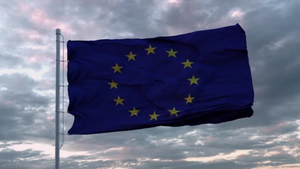 Vlnění vlajky Evropské unie ve větru při západu slunce — Stock video