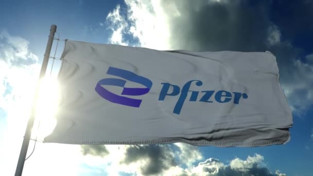 МОСКВА, РОССИЯ, ИЮНЬ 2021: Белый флаг с новым логотипом Pfizer, машущим на ветру. Pfizer - американская фармацевтическая компания, производящая вакцину для коронавируса Covid-19 — стоковое видео