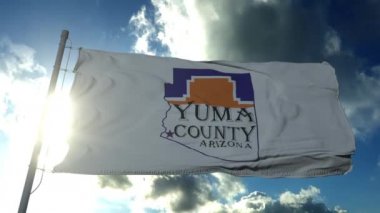 Yuma ilçe bayrağı, Arizona eyaleti, Amerika Birleşik Devletleri mavi gökyüzünde dalgalanan rüzgar