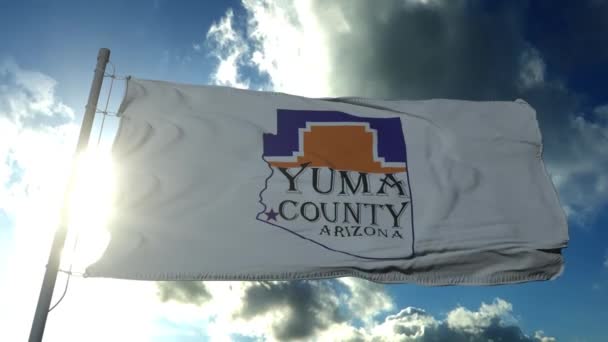 Yuma County Flagge, Bundesstaat Arizona, Vereinigte Staaten von Amerika weht im Wind in blauem Himmel — Stockvideo