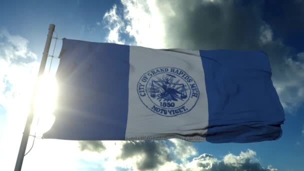 Σημαία της πόλης Grand Rapids, πόλη του Michigan, Ηνωμένες Πολιτείες της Αμερικής, κυματίζει στον άνεμο στον γαλάζιο ουρανό — Αρχείο Βίντεο