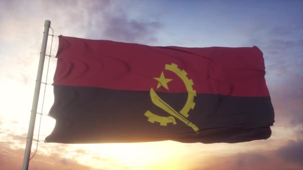 Bandera de Angola ondeando en el viento, el cielo y el sol — Vídeo de stock