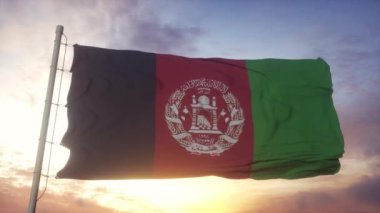 Afganistan bayrağı rüzgarda, gökyüzünde ve güneş arka planında dalgalanıyor