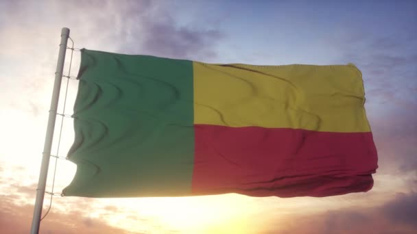 Bandera de Benín ondeando en el viento, el cielo y el sol — Vídeo de stock