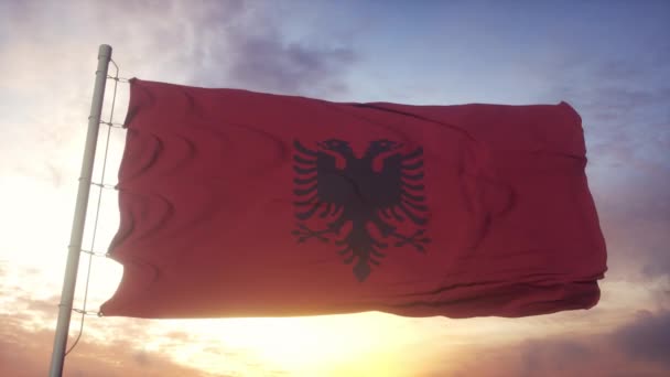 Vlag van Albanië zwaaiend in de wind, lucht en zon achtergrond — Stockvideo