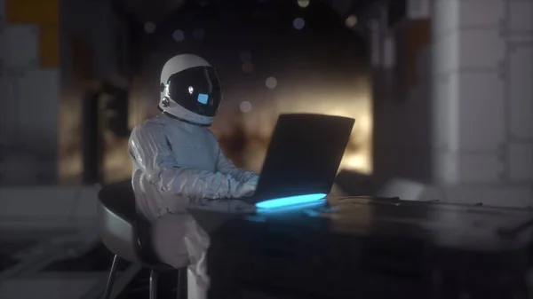 Astronaut arbetar på sin vetenskaps laptop i futuristiska rymdskepp, rum. 3d-konvertering — Stockfoto