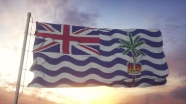 İngiliz Hint Okyanusu 'nun bayrağı rüzgarda, gökyüzünde ve arka planda dalgalanıyor.