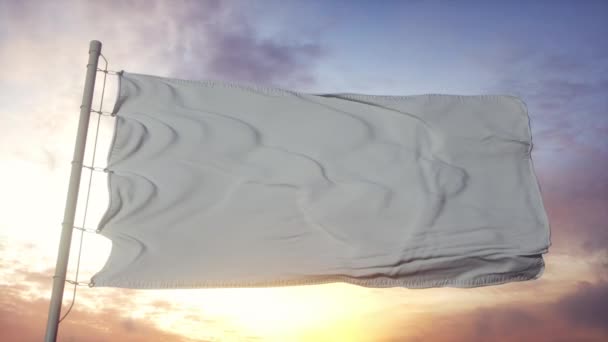 Λευκή σημαία κυματίζει στον άνεμο, τον ουρανό και τον ήλιο φόντο — Αρχείο Βίντεο
