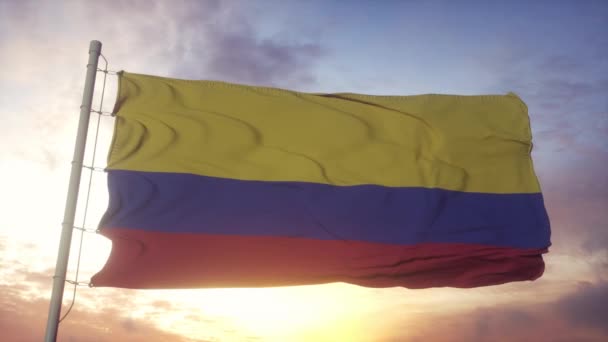 Vlag van Colombia zwaaiend in de wind, hemel en zon achtergrond — Stockvideo