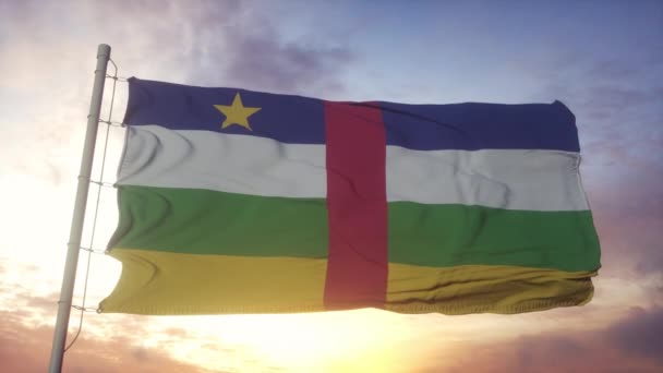 Vlajka Středoafrické republiky vlnící se ve větru, obloze a slunečním pozadí — Stock video