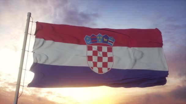 Флаг Хорватии, машущий ветром, небом и солнцем — стоковое видео