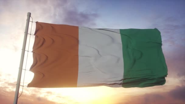 Flagga Cote divoire viftar i vinden, himlen och solen bakgrund — Stockvideo