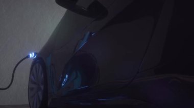 Elektrikli araba şarj oluyor. Elektrikli araç şarj portu fişi takılı